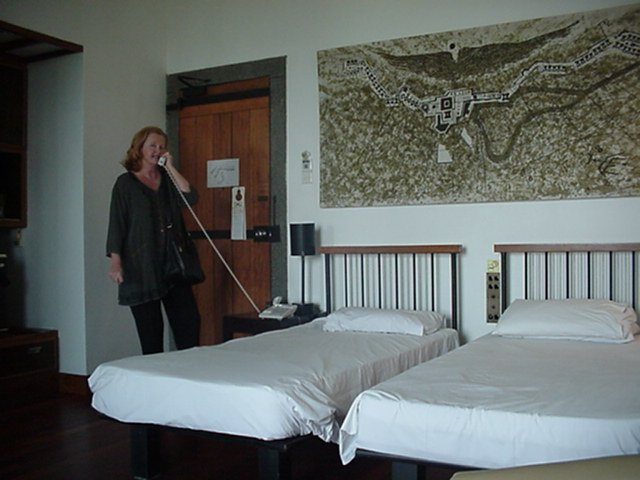 The interior of the room, with a map of Kandalama over the bed