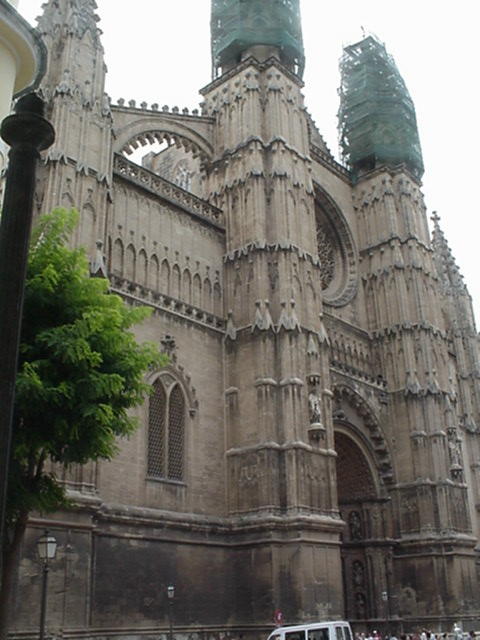 Facade of Le Seo Cathedral